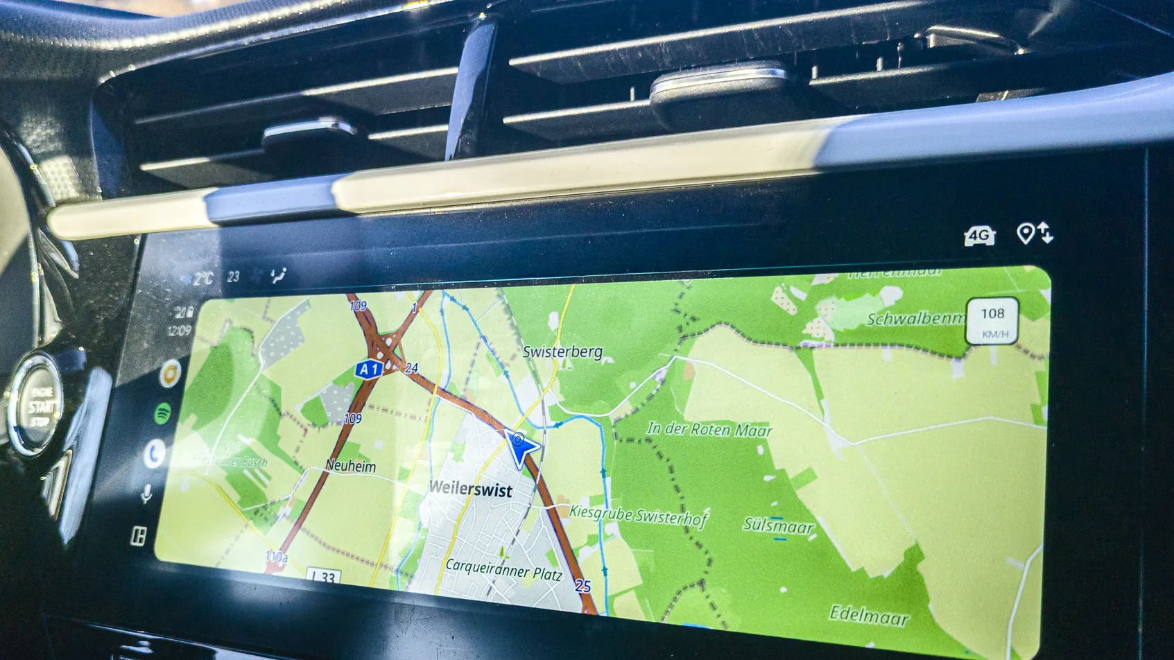 Navigationskarte auf dem Infotainment-Display eines Fahrzeugs